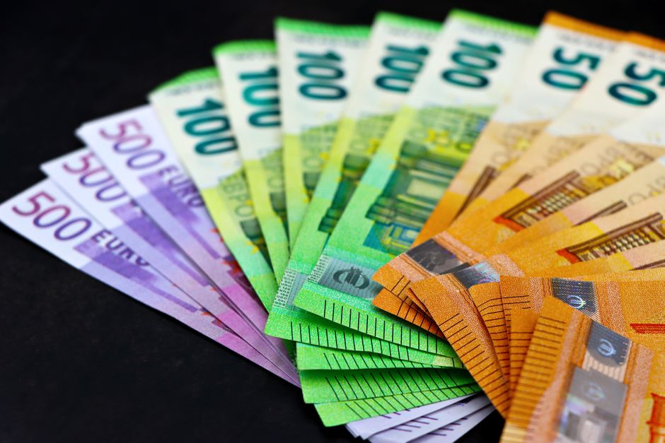 广场舞散场后的钱袋子**